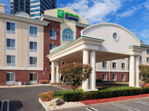 Holiday Inn Express Tower Center by IHG