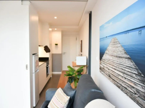 Comfortable&Central w/balcony-9 min walk Trindade