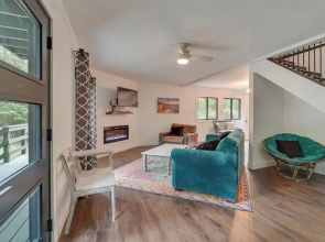 18 Mi to Grand Caverns: Cabin w/ Balcony!