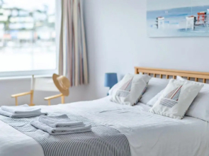 8 Mayflower Court - Apartment with river views, parking and on the level