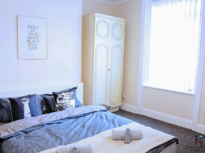 Beautiful 5-bed House Roker Beach