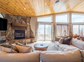 Lakefront Lodge by Avantstay Lakefront Cabin w Hot Tub