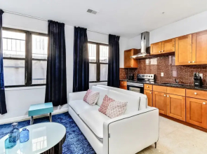 Lovely 2bd Apt Steps From the Convention Center
