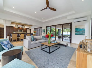 Beachfront Villa - Sunsets and Daily Maid Service