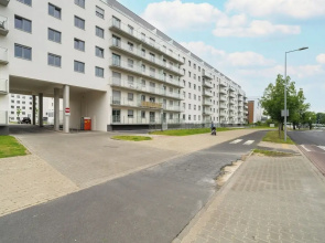 Apartment With Parking by Renters