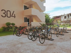 Affordable Condo Near Airport w Balcony