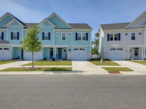Beaufort Townhome w/ Game Room: 8 Mi to Beaches!