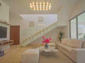 Stylish Penthouse With hot tub and Amazing Views