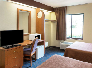 Travelodge by Wyndham Fort Myers Airport