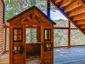 Unique Larkspur Cabin w/ Treetop Mountain Views!