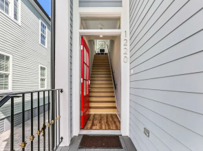 Chic 4 BR Condo - Large Pool - Perfect Location