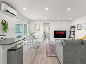 Stylish Home w Free Parking Near LA Hotspots 8