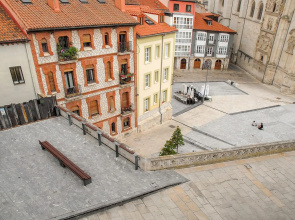 Elegant apt. for 4 in Burgos city center beside the Cathedral w/ Wifi