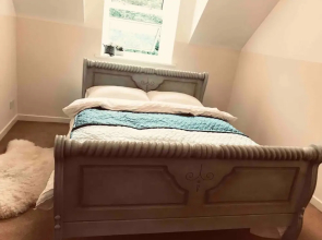 Charming 3 Double Bed Cottage by the River