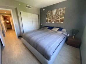 King Bed Full Service Apt