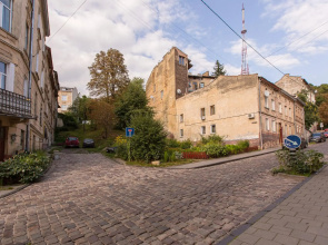 Апартаменти на вул. Сходова 3, бічна Ужгородської, біля Високого замку.