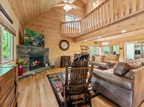 Firefly-pristine Mountain Cabin With hot tub Screened Porch Fire pit Wifi