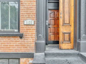 2 King/3 Bath, Toddler Friendly, Free Parking/laundry 2 Bedroom Duplex by Redawning