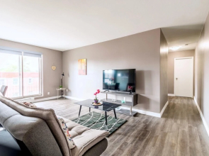 Spacious 2BR Apt With King bed Near DT Hamilton