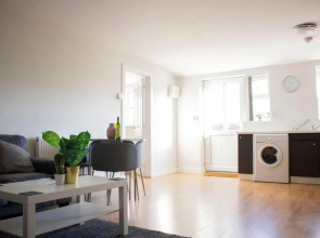 Large Ground Floor Pet Friendly 2 Bedroom Apartment with FREE Parking