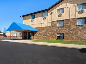 Econo Lodge Inn & Suites Auburn