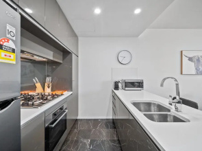 Stylish 1-bed Retreat Steps From Foreshore
