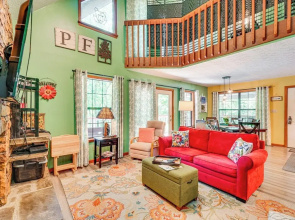 Smoky Mountain Cabin w/ Deck & Hot Tub!