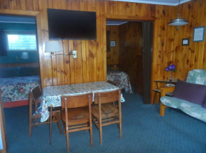 Cramers Point Motel & Cottages