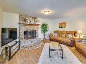 Homey Luray Cabin w/ Fire Pit & Deck!