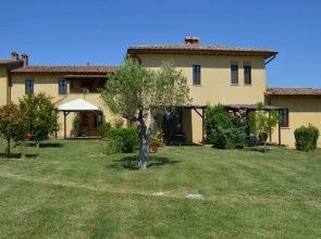 Large Apartment With Shared Swimming Pool in Crete Senesi