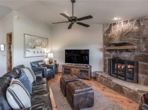 CenterView - Two Bedroom Cabin with Hot Tub
