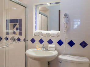 Broadway Hotel and Hostel