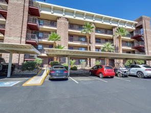 London Bridge Views: Havasu Condo on Golf Course