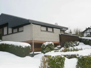 Ruhiger Bungalow am Hennesee mit Terrasse