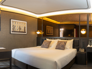 The Gravitique Hotel Khaosan