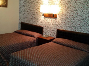 Colonial West Motel