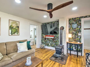Stoney Creek Cottage: Waterfront Hot Tub, Fire Pit