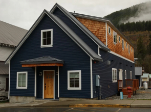 Onemish Lodge - Five Bedroom Home with Mountain View