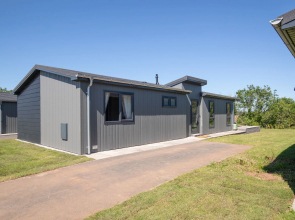 Dewin Bach - Luxury Lodge, Hot Tub, Close to Beach