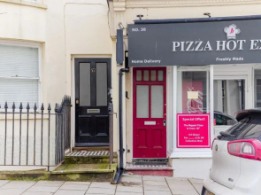 Cosy three bedroom flat next brighton seafront SLEEP 8