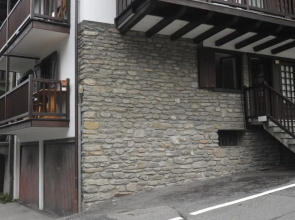 ALTIDO Rustic Apt for 4 with Parking Nearby Ski Lifts