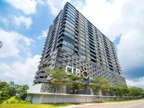 Cube 8 Teens Taman Mount Austin Apartment by UHA