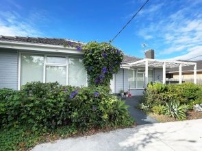 Bayside 4-BRM Home near Mentone