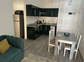 1 Bed Apartment Sleeps 2 - Communal Pool - Parking