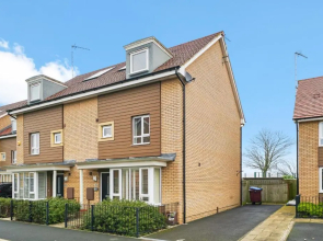 Stylish House with Pool Table, Fast Wifi, Smart TVs with Netflix, Free Parking and Garden by Yoko Property