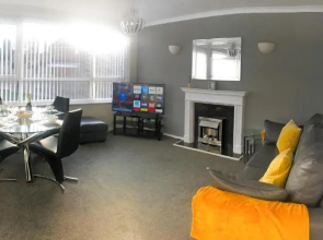 Modern 2 Bedroom Apartment Near M6