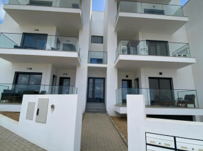 A TARAMBOLA - Walking distance to Monte Clerigo and Amoreira beaches