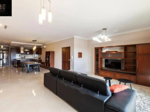 Luxury APT with HOT TUB & BBQ with Valletta views by 360 Estates