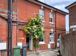 Imposing 2-bed House in Newport