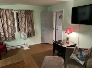 Boat House Ground Floor #2 - 1 Br Waterfront, Wifi 1 Bedroom Apts by RedAwning